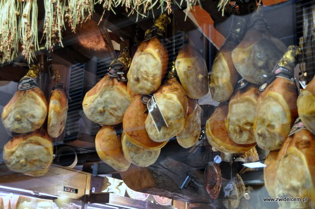 Bolonia - sklep - prosciutto