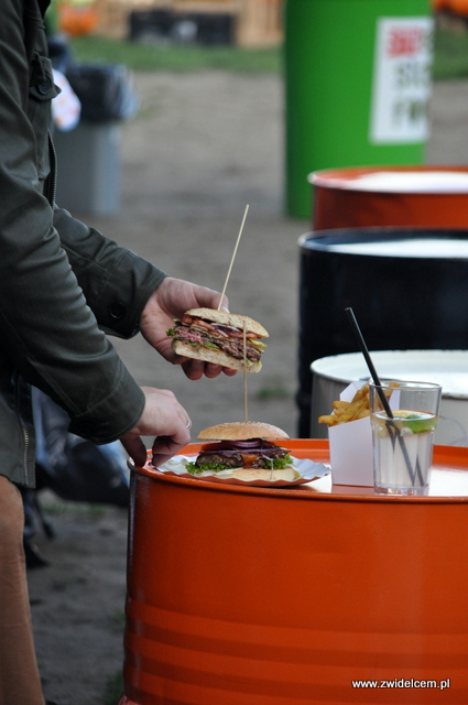 Najedzeni Fest Jesień - Burgertata - burger na pół