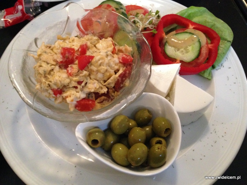 Berlin - Casero Cafe - Instanbul breakfast - jajecznica z kiełbasą czosnkową